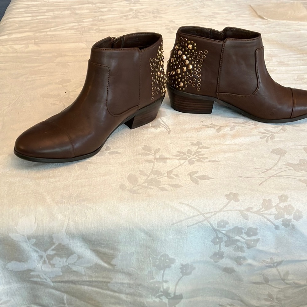 Yellowbox womens 6 studded boots booties brown 1.5 inch heel women’s western